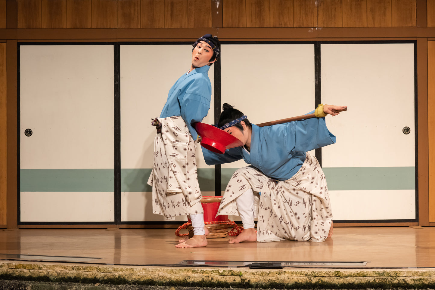 沖縄芝居「棒しばり」（日本語ガイド）